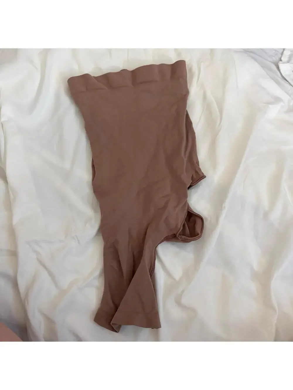 Skims left leg solution shapewear short